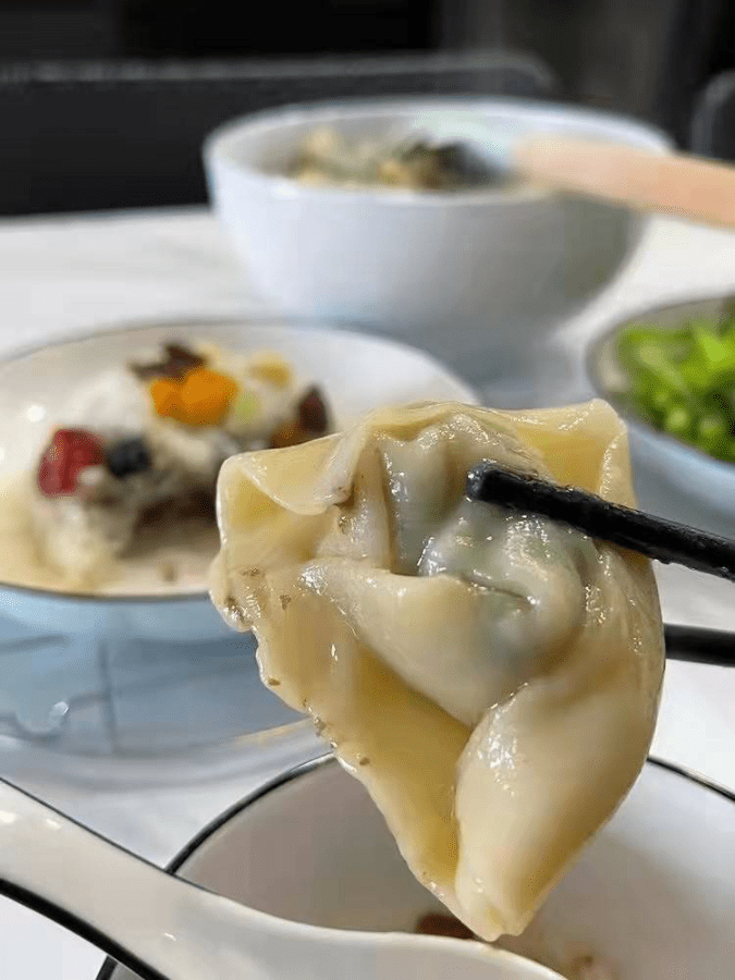 上海荠菜鮮肉大餛飩(季節特製)