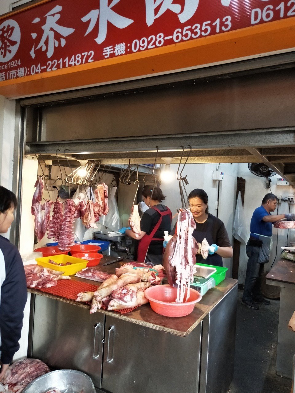 添水肉商老闆親切說明