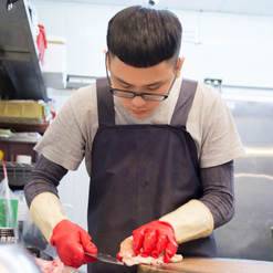 老闆現場處理肉雞