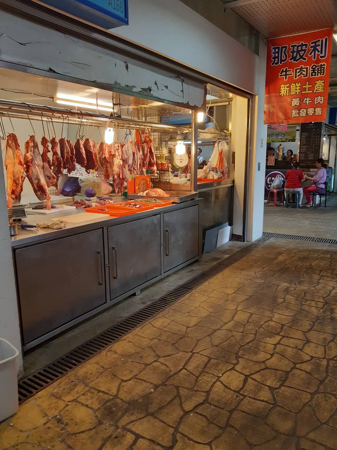 整潔乾淨的肉舖門面