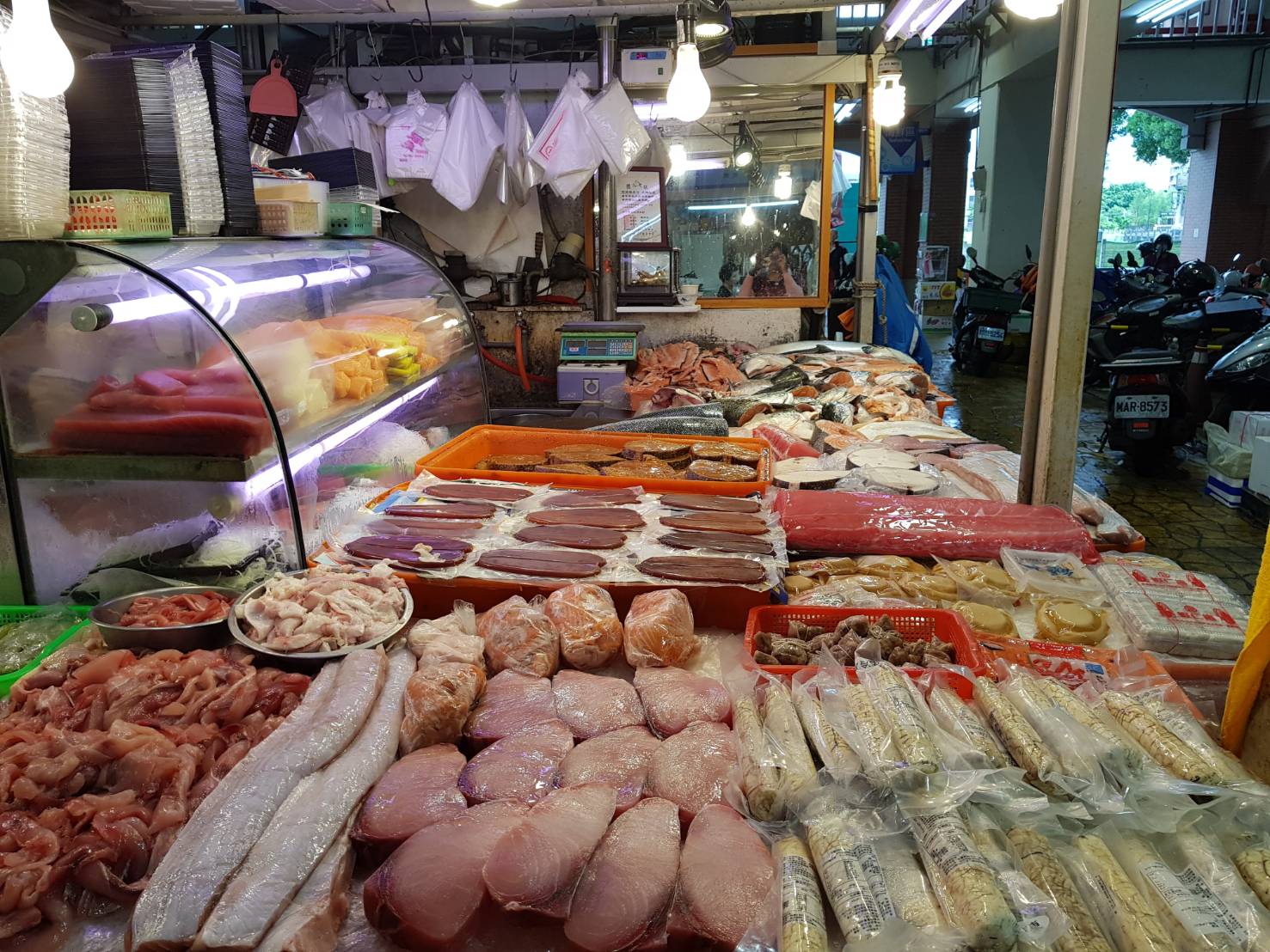 各式新鮮魚貨陳列