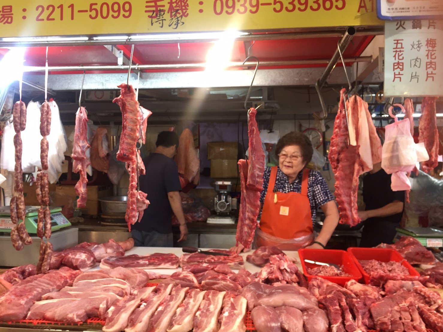 肉舖老闆親切招攬