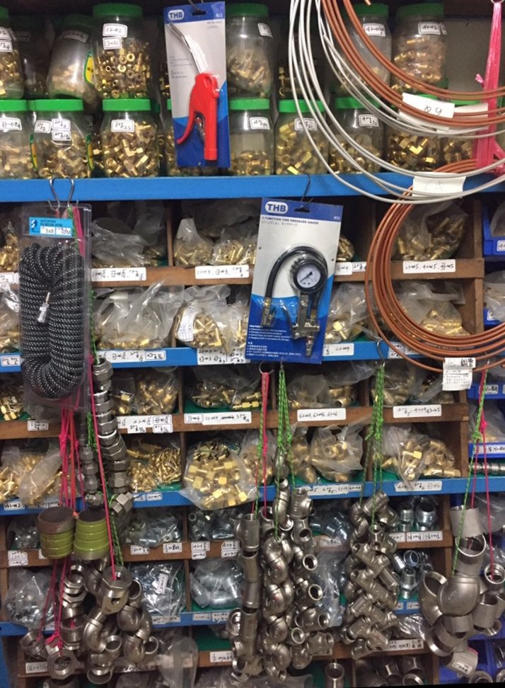 店內各式五金零件