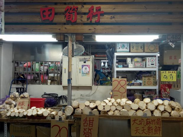 夏天是麻竹筍、甜龍筍、綠竹筍的盛產季，便宜又好吃，快來選購喔！